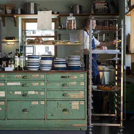 Cafe med kaffe og kager