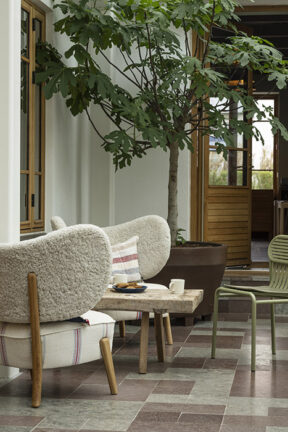 Gårdrum med lækre møbler