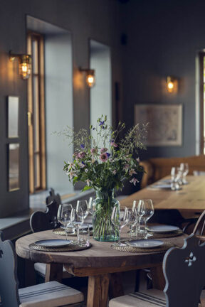 Restaurant bord med vin